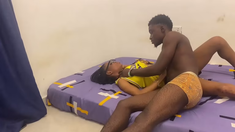 Baisée à fond par une grosse queue noire, elle jouit comme une folle