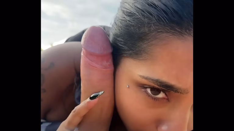 Yasmina Khan baise brutalement sur le jet-ski