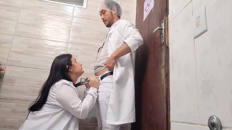 La nurse latina Kasallpimenta fait un deep throat sauvage au docteur