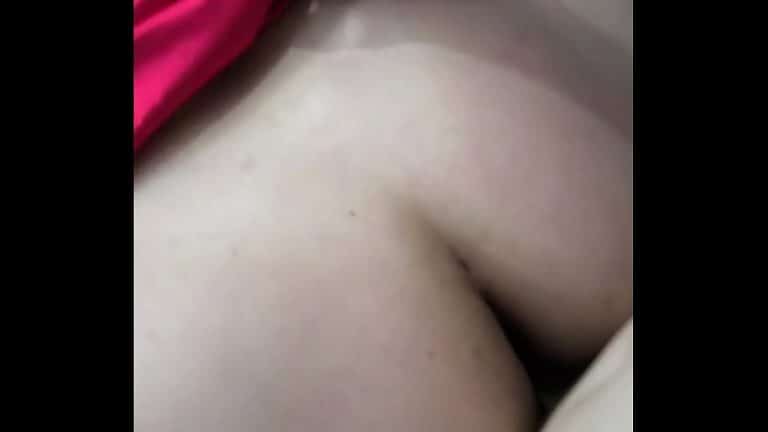 POV amateur : Andrea Latina soulève sa jupe pour une grosse pénétration et un gros cumshot