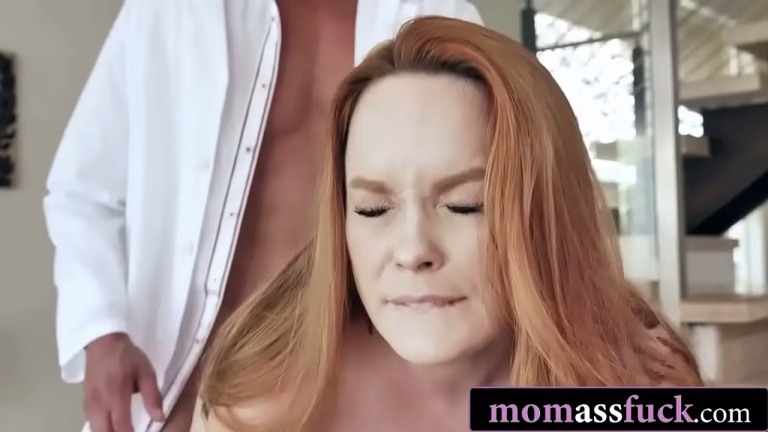 Summer Hart, la MILF rousse aux gros seins naturels, prend un anal sauvage avec Quinton James
