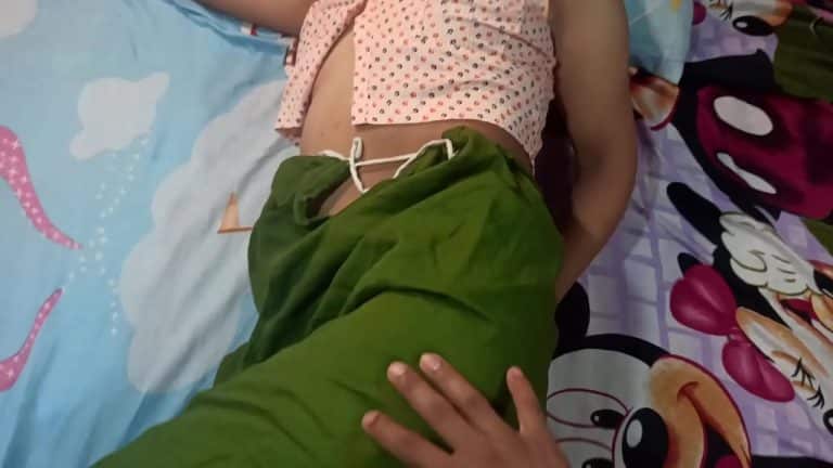 Bhabhi chubby se fait défoncer en levrette par l'ami de son mari