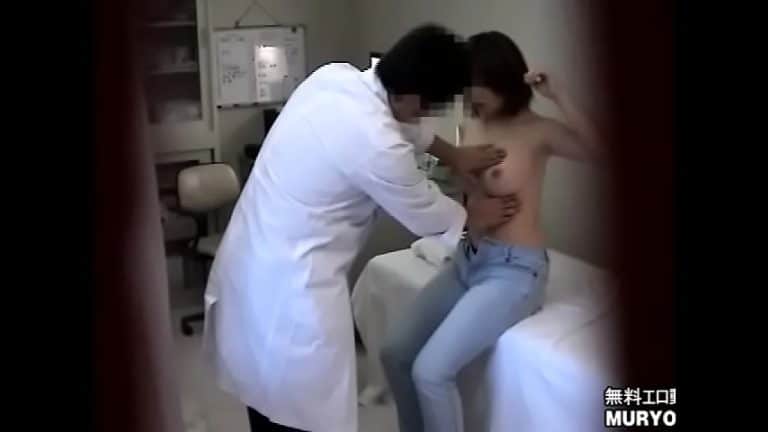 Étudiante japonaise à gros seins se fait palper par son gynéco pervers