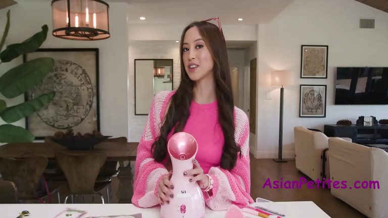 Alexia Anders, petite asiatique de 18 ans, se fait jouir en interracial