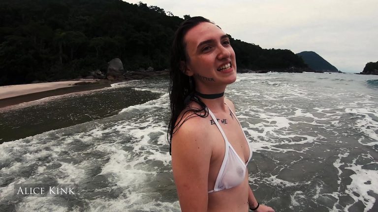 Alice Underground se déshabille en micro bikini transparent sur une plage brésilienne