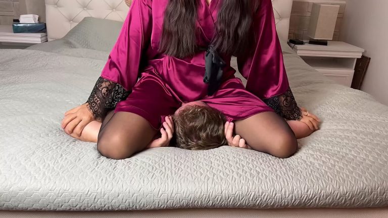 Asiatique écrase ton visage en robe de nuit