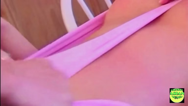 Asiatique serrée se dilate avec son gode avant baise intense