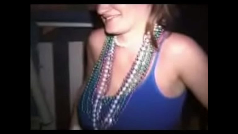 Belle fille à la plage avec de gros seins