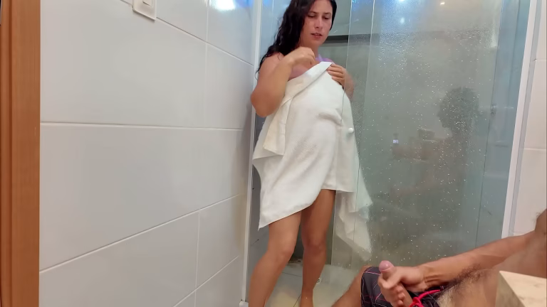 Belle-mère surprise par la queue du beau-fils sous la douche