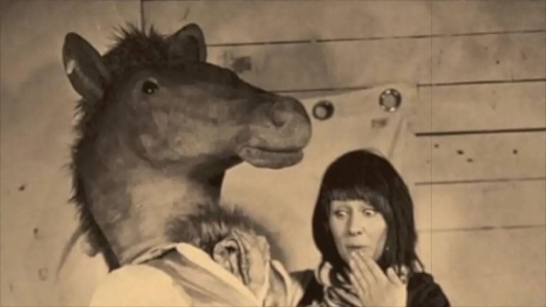 Belles vintage en doggystyle sauvage avec un comportement animalistic