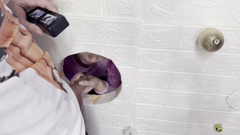 Bite de monster dans le gloryhole sans arrêt
