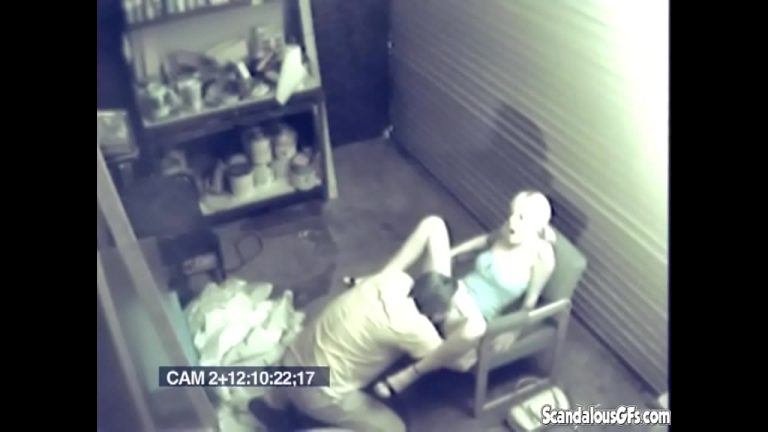 Blonde se fait défoncer violemment dans un garage filmée en cachette