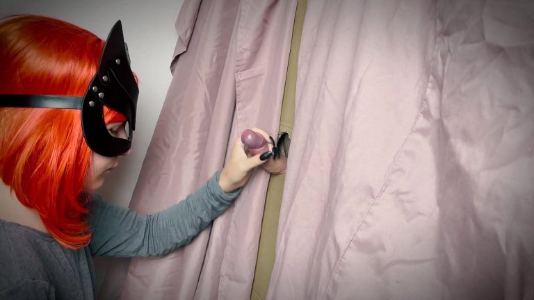 Blonde suce à travers le gloryhole