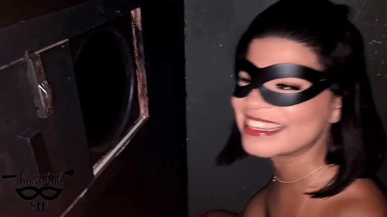 Brunette latine suce et baise quatre mecs en club échangiste