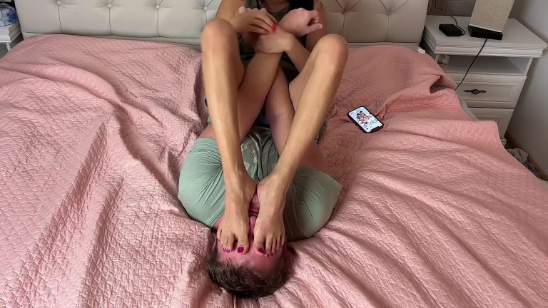 Domination de pieds par l'Asian Goddess Mia, lutte et foot fetish