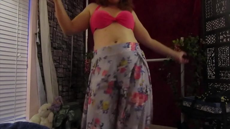 Épouse rouquine danse sa chatte en fleurs
