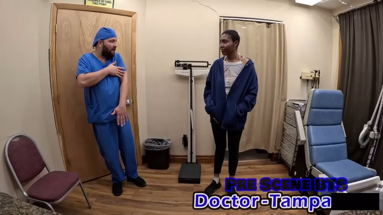 Examen gynécologique de Daisy Mynx par Doctor Tampa, domination médicale et gaping pussy