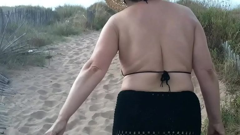 Exhibitionnisme sexy de Maéva qui se branle sur la plage