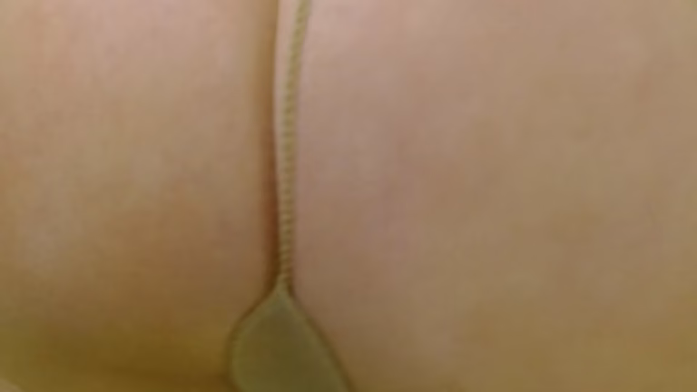 Femme mature aux gros seins jouit en collants