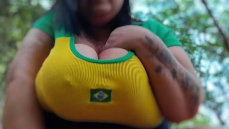 Grosse Latina tatouée se fait jouir en public