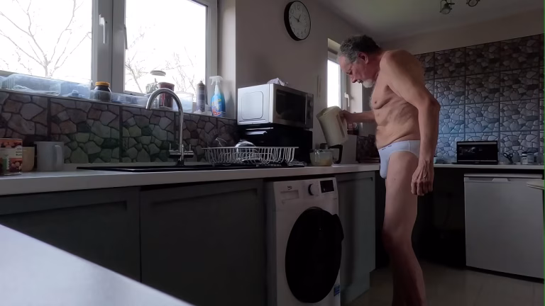 Je prépare ma bouffe en slip de bain