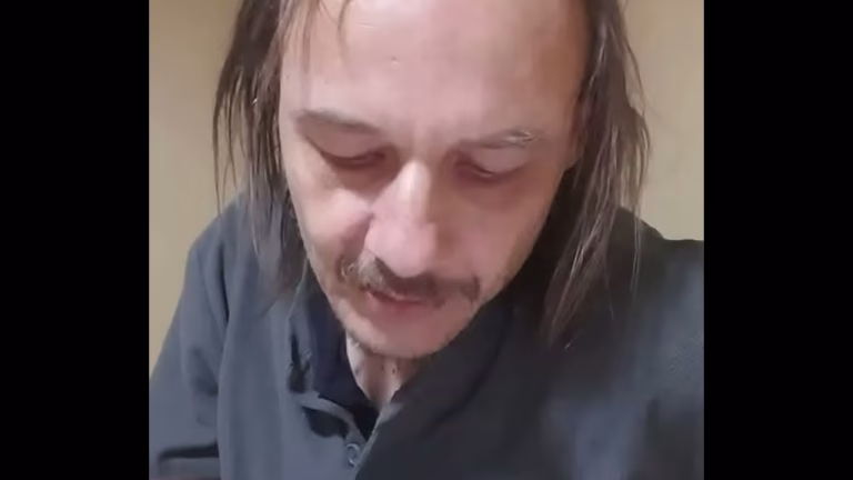 Jeune mec se branle dans la cabane de Noël