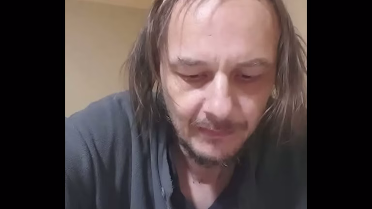 Jeune mec se branle dans la cabane de Noël