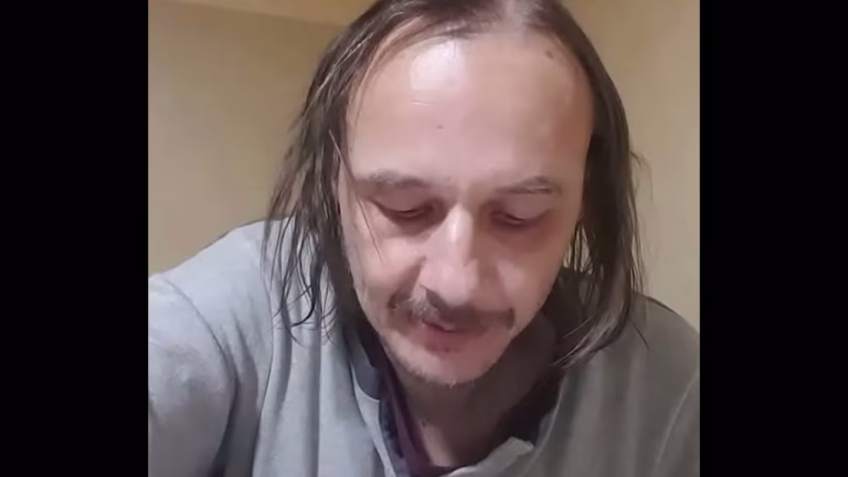 Jeune mec se branle dans la cabane de Noël