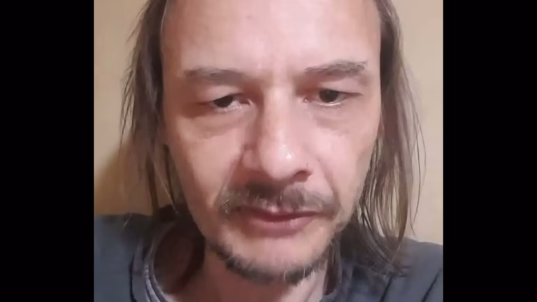 Jeune mec seul dans chalet isolé