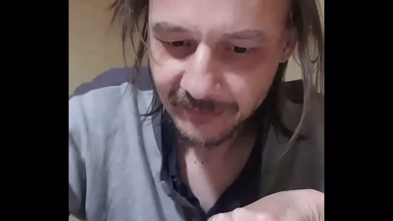 Jeune mec seul dans la cabane enneigée