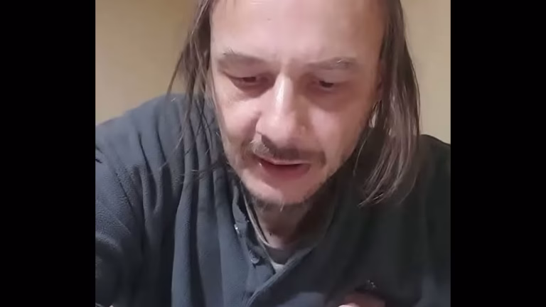 Jeune mec seul dans la cabane enneigée