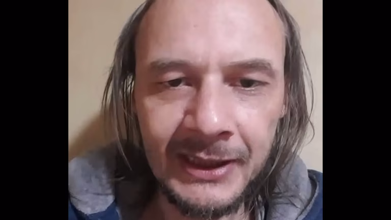 Jeune mec seul pour Noël