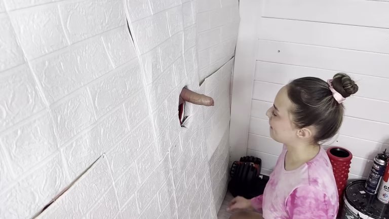 Jeune salope suce et encaisse une grosse queue dans le gloryhole