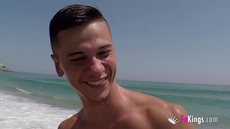 Kitty Love se fait baiser en public sur la plage