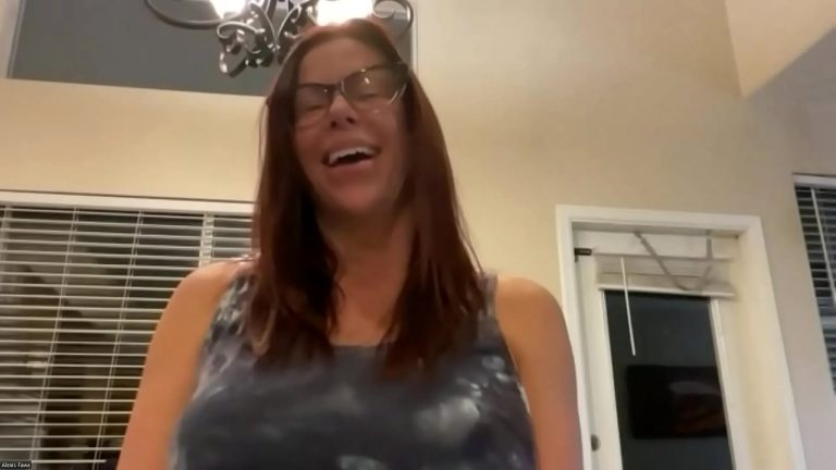 La MILF sexy Alexis Fawx avec ses énormes seins