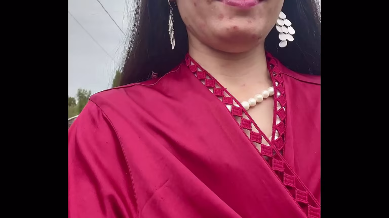 La petite Asian sweethanajapanese qui pisse dehors avec ses mini seins