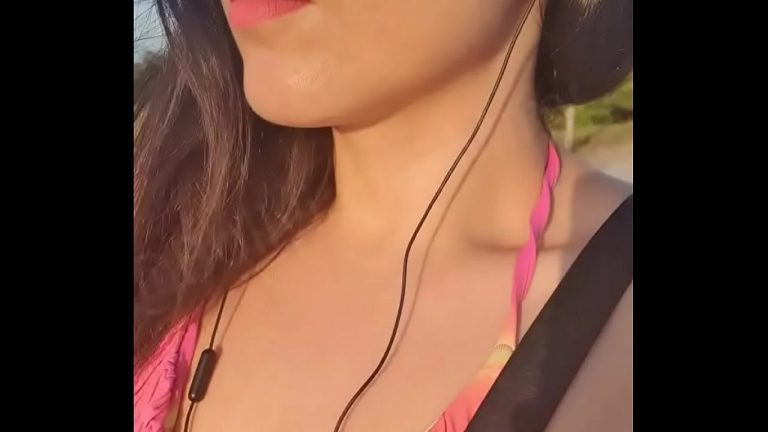 Latina exhibe sa chatte aux surfeurs