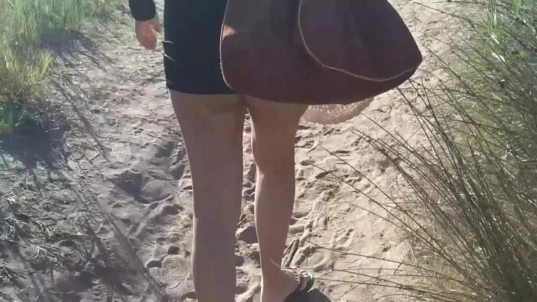 Maéva s'exhibe et se fait jouir sur la plage