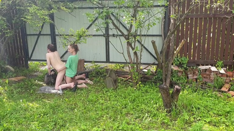 Maîtresse Anastasia baise Sasha en extérieur avec un strapon