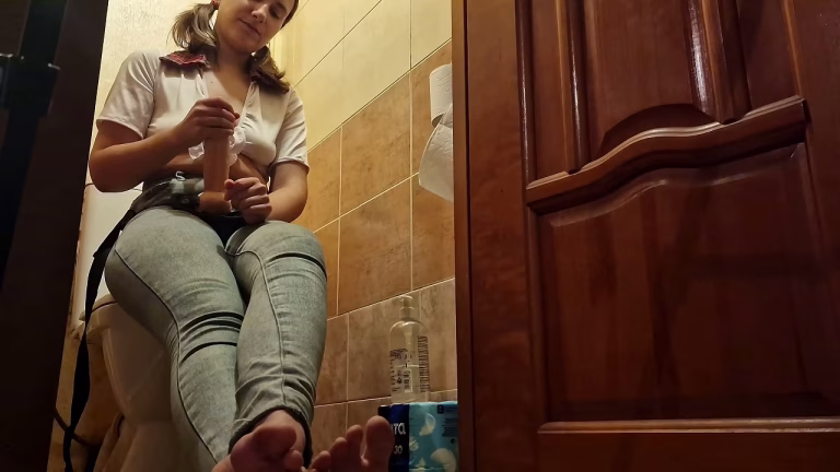 Maîtresse russe défonce mon cul avec son strap-on sur les toilettes