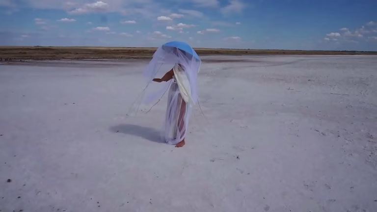 Mature salope danse à moitié nue