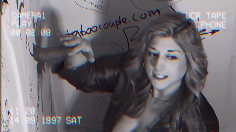 MILF blonde Kiki Cockhound et Bo Ridgewood gloryhole et grosse bite