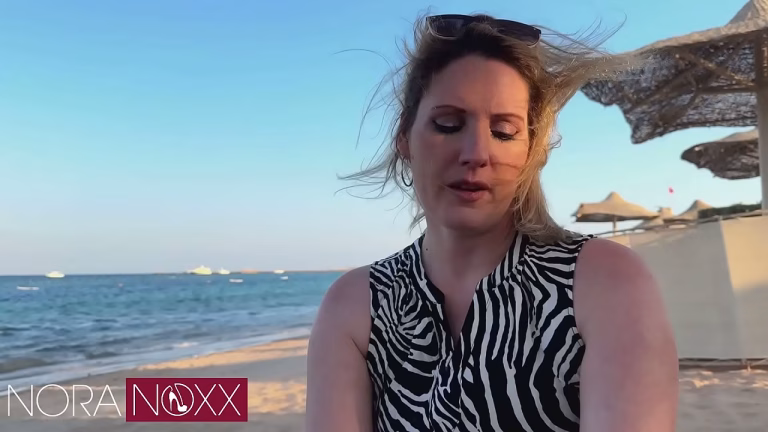 Nora Noxx baise en public sur la plage