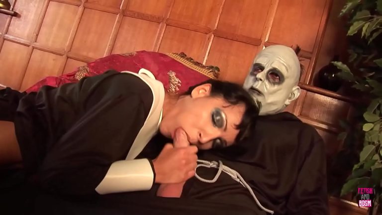 Orgie vintage Addams Family avec Stacey Saran et Meg Laren, gros seins et blowjob