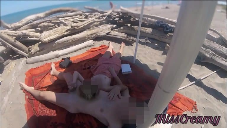 Prof exhibe sa grosse bite sur plage nudiste
