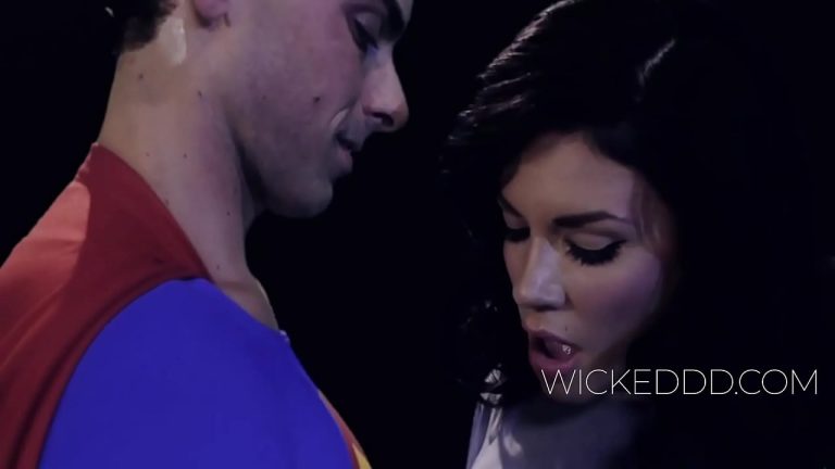 Ryan Driller en Superman fait un léchage de chatte à Andy San Dimas en cosplay