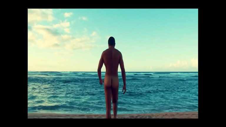 Séance photo érotique en bikini sur la plage de Polo Beach
