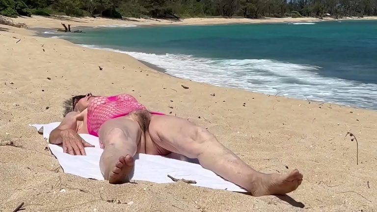 Sexe sauvage et plaisir en plein air sur la plage d'Oahu