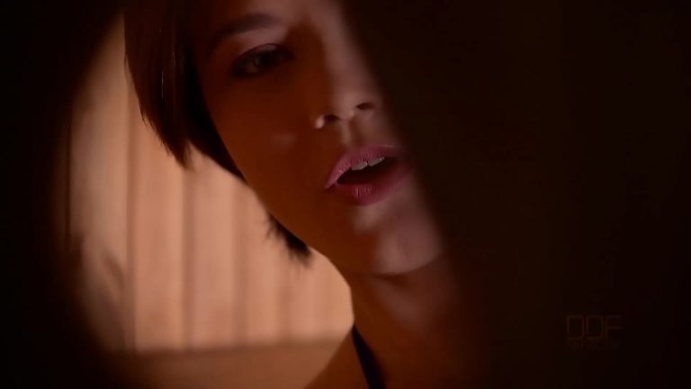 Veronica Morre fait une grosse pipe et reçoit un cumshot dans la bouche