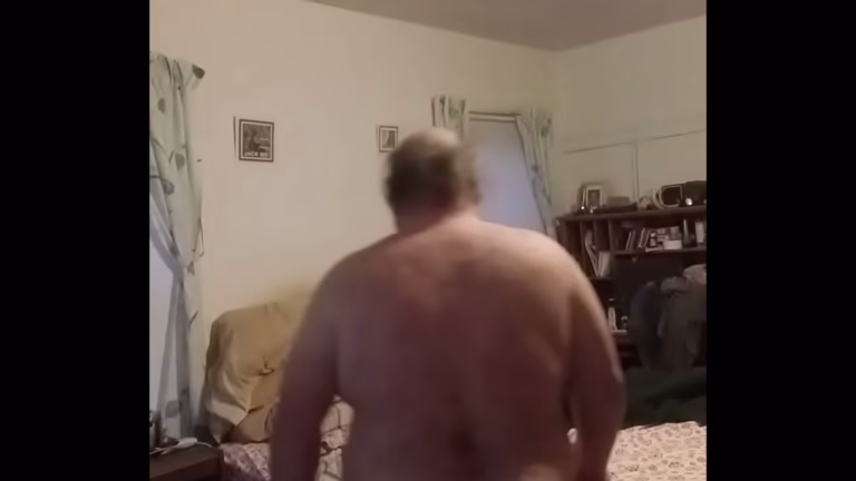 Vibromasseur dans le cul d'une mature
